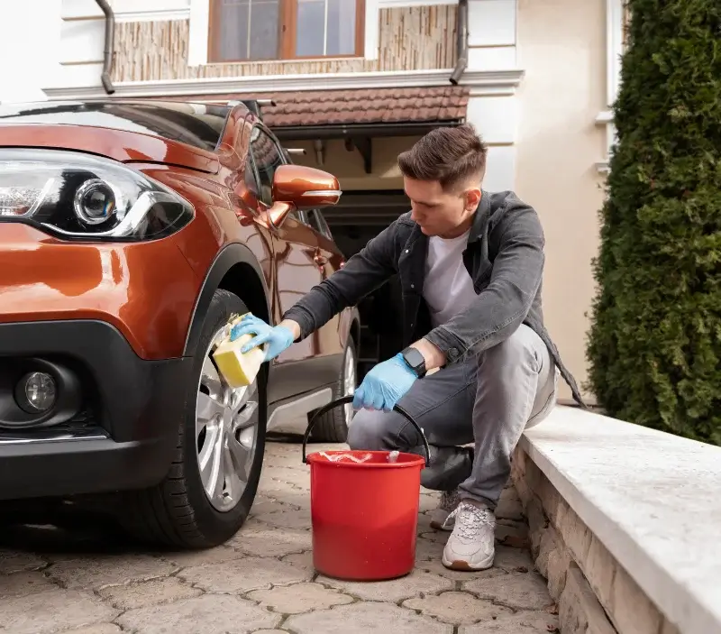Lavage auto à domicile Châtonnay : professionnel intervenant sur un véhicule